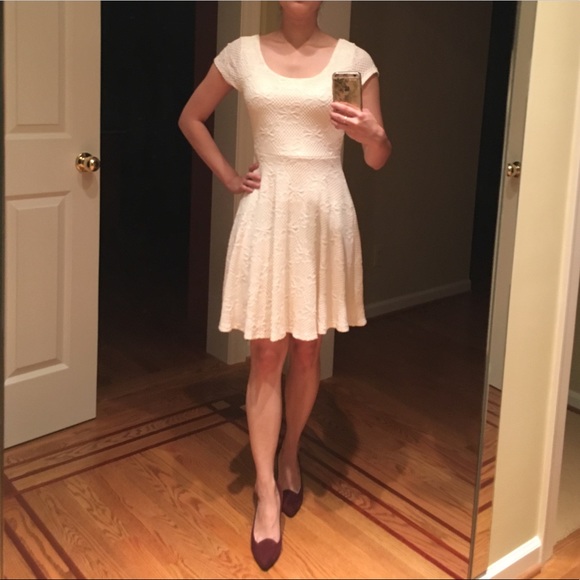 White lacey dress with rounded scoop back - Picture 2 of 4